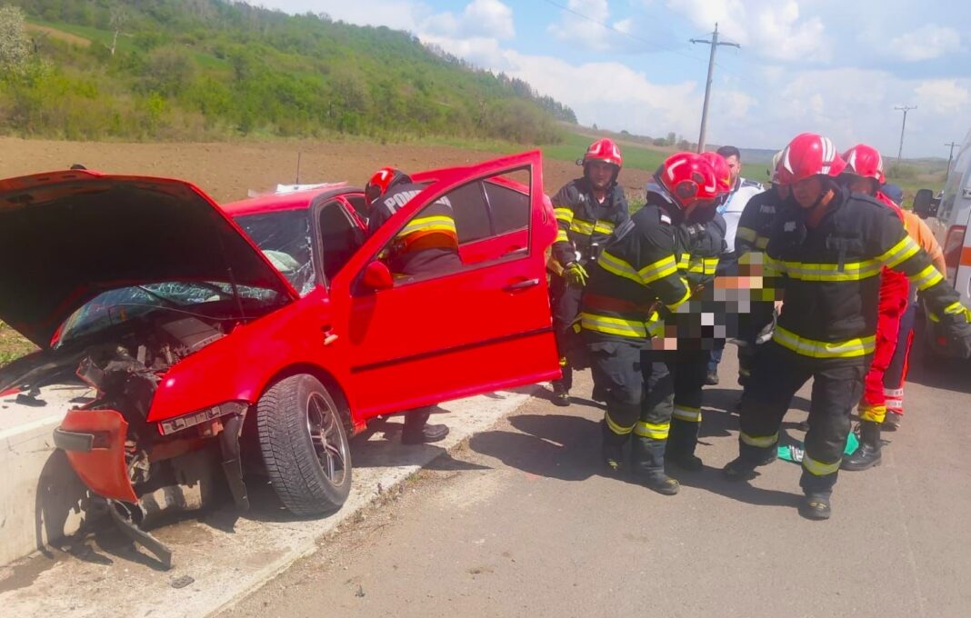 Un tânăr a murit, iar părinţii şi fratele lui au fost răniţi după ce maşina lor a intrat într-un cap de pod
