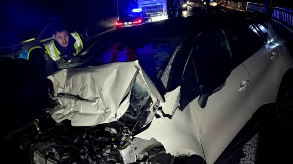 O femeie şi fiica ei au intrat cu maşina într-un TIR după ce au spart o casă şi au fugit de poliţie