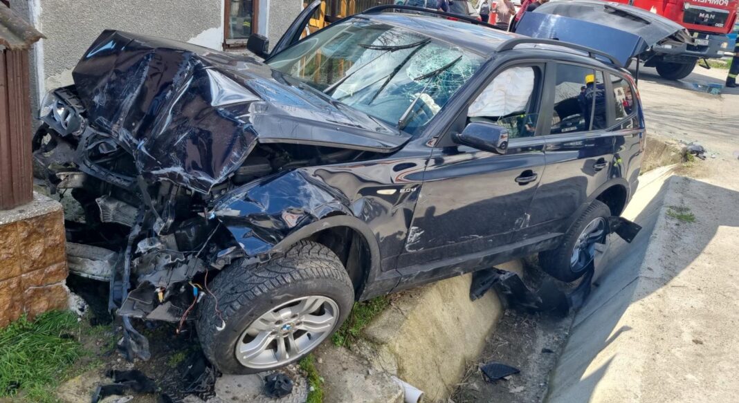 Vâlcea: Patru răniți după ce două autoturisme s-au ciocnit la Băbeni