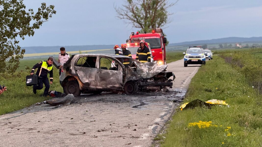 Un şofer a murit după ce maşina lui a lovit un copac, apoi a luat foc