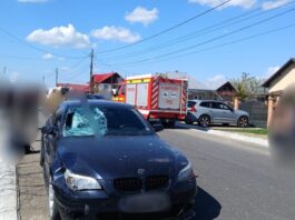O tânără a murit, iar fetița ei de 4 ani a fost rănită după ce au fost lovite de o mașină