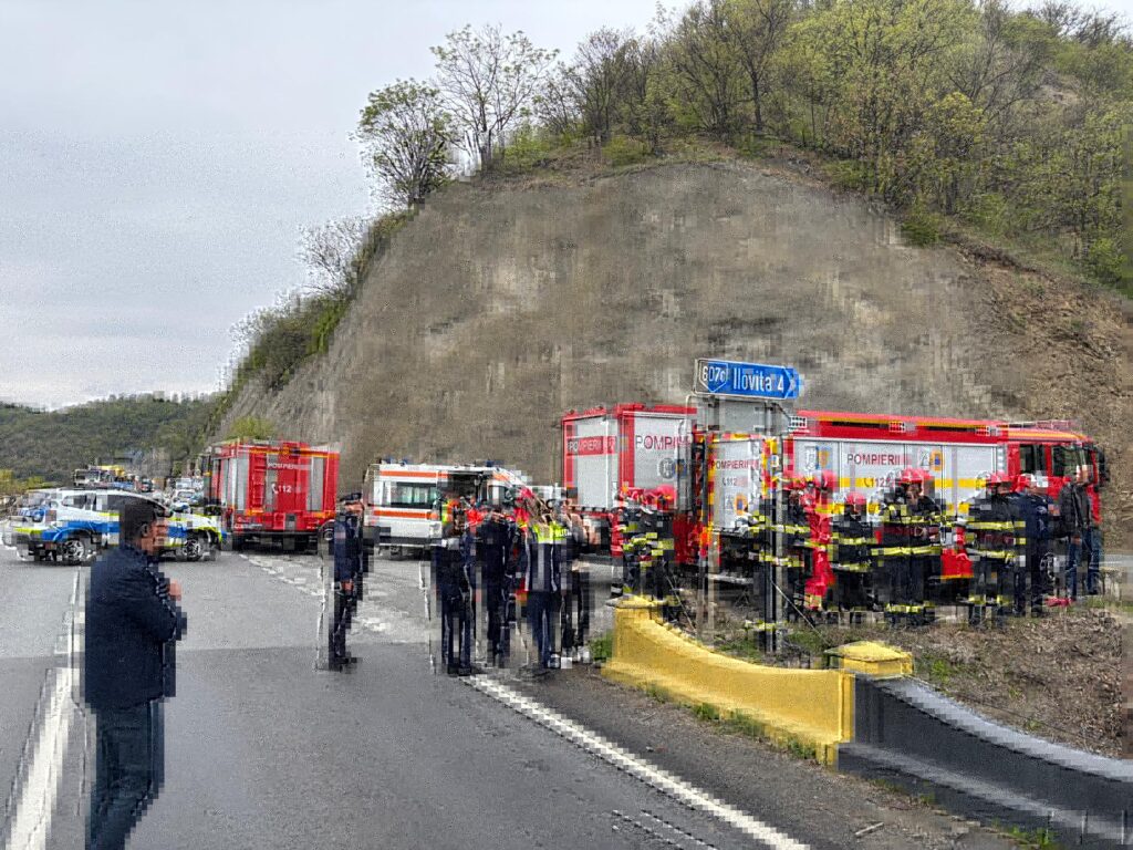 (VIDEO)Mehedinţi: Un microbuz a căzut în Dunăre, la Iloviţa. Nu se ştie câte persoane se aflau la bord