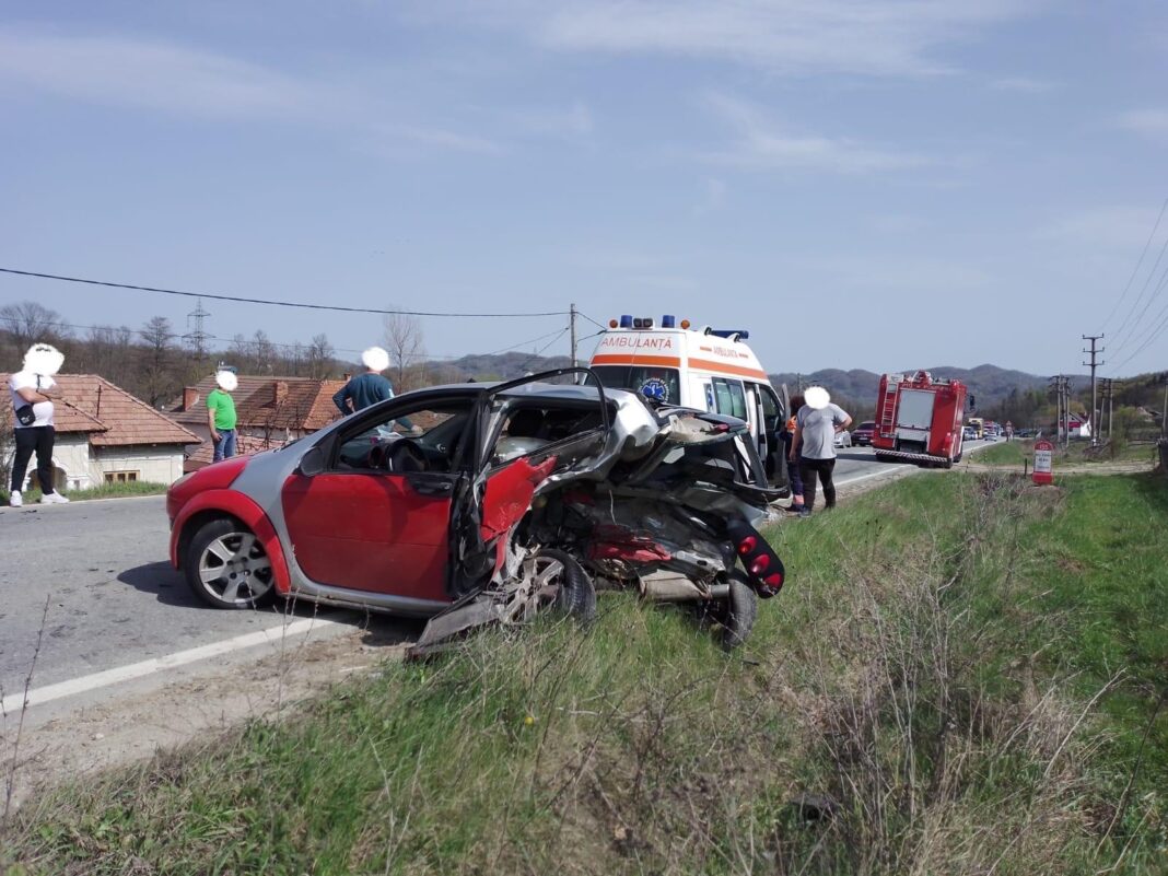 Vâlcea: Trei răniţi după ce două maşini s-au ciocnit la Tomşani