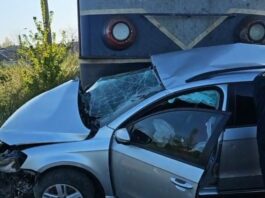 Un șofer a murit după ce autoturismul lui a fost lovit de un tren de călători