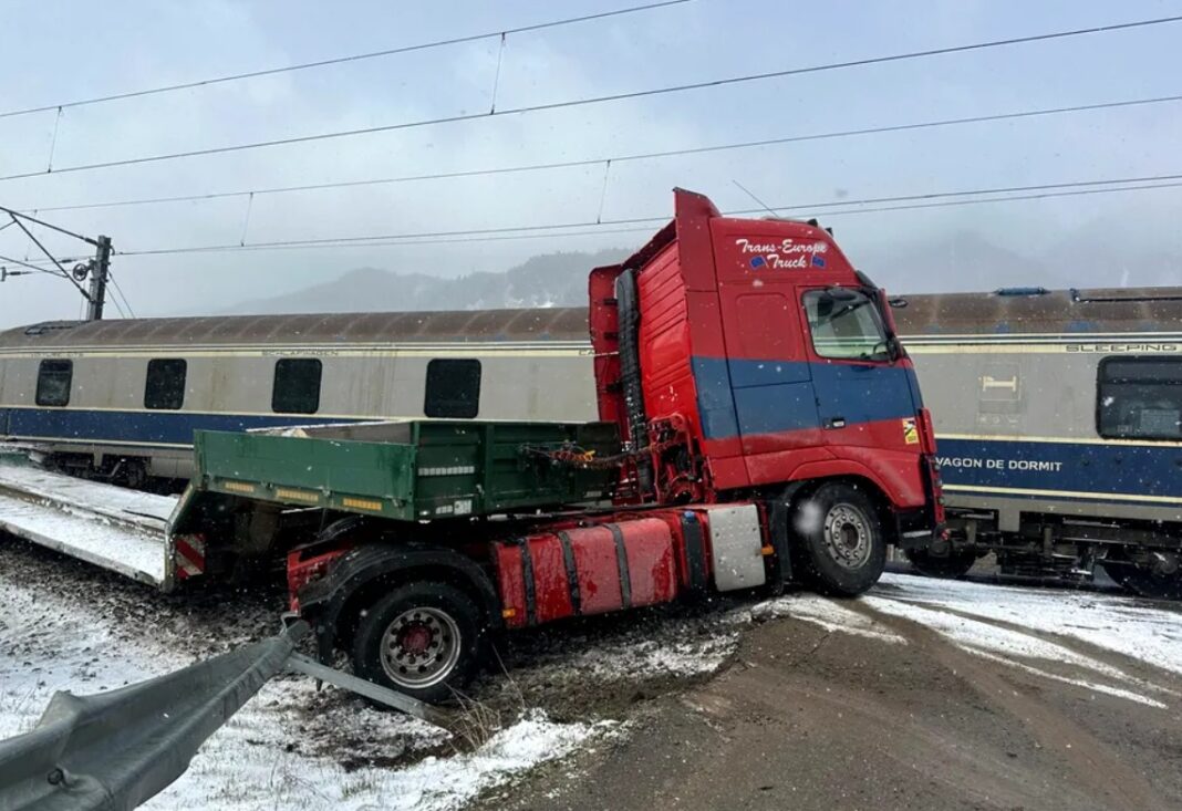 Un tren de călători de pe ruta Budapesta-Bucureşti a lovit un camion între Sinaia și Bușteni