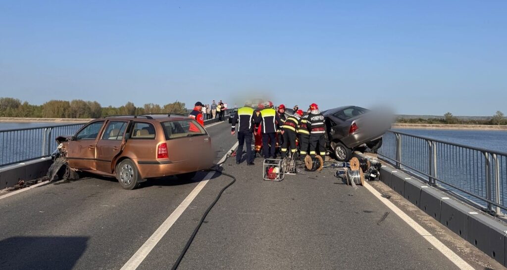 Doi șoferi, răniți în urma unui accident produs pe podul de peste Olt
