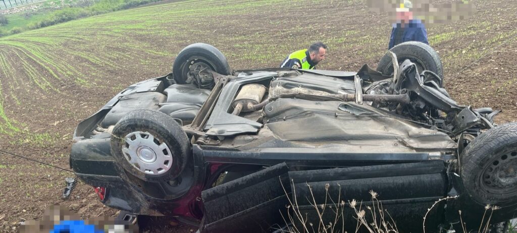 Trei răniți într-o mașină care s-a răsturnat pe DC 116