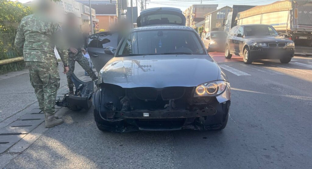 Impact între un BMW şi un transportor blindat, în Filiaşi