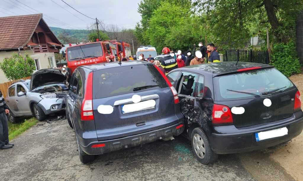 Impact între trei autoturisme pe DJ 654