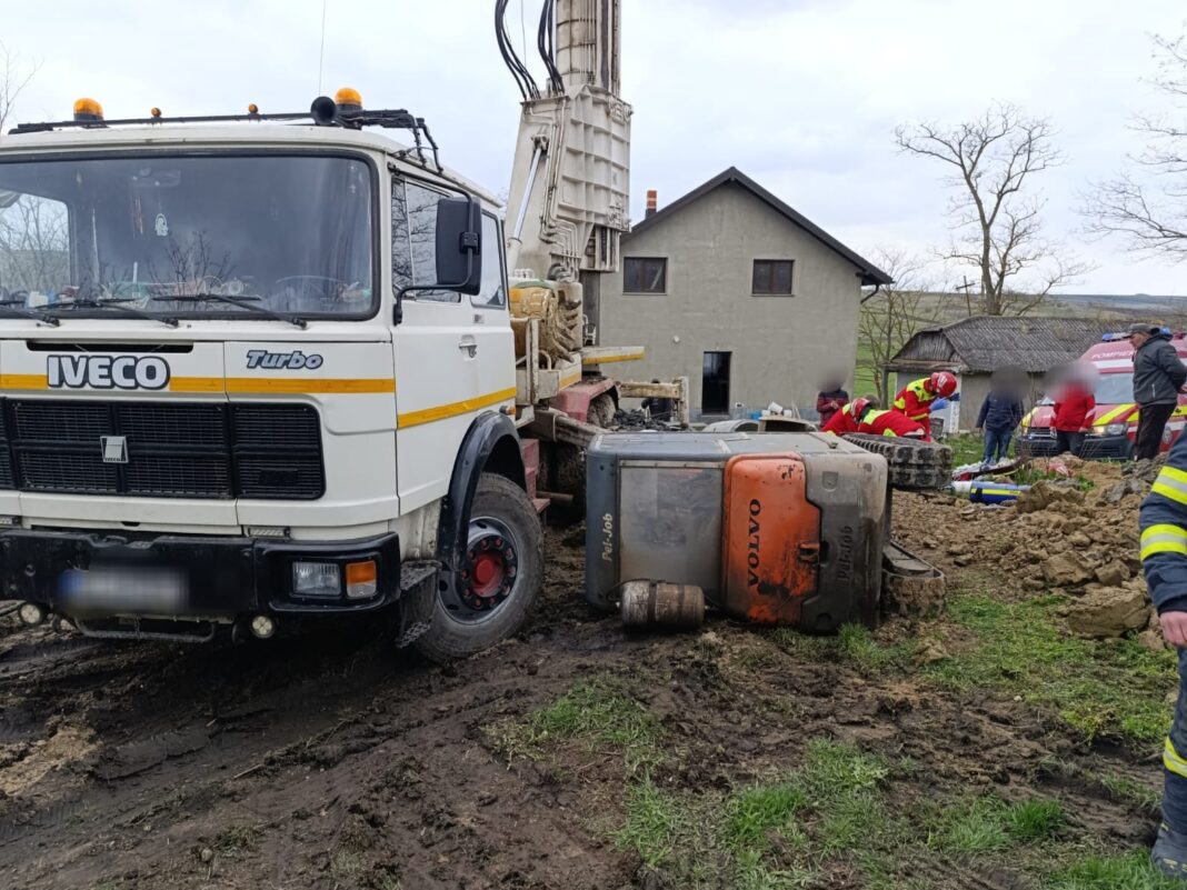 Un bărbat a murit după ce utilajul pe care îl manevra s-a răsturnat şi l-a strivit