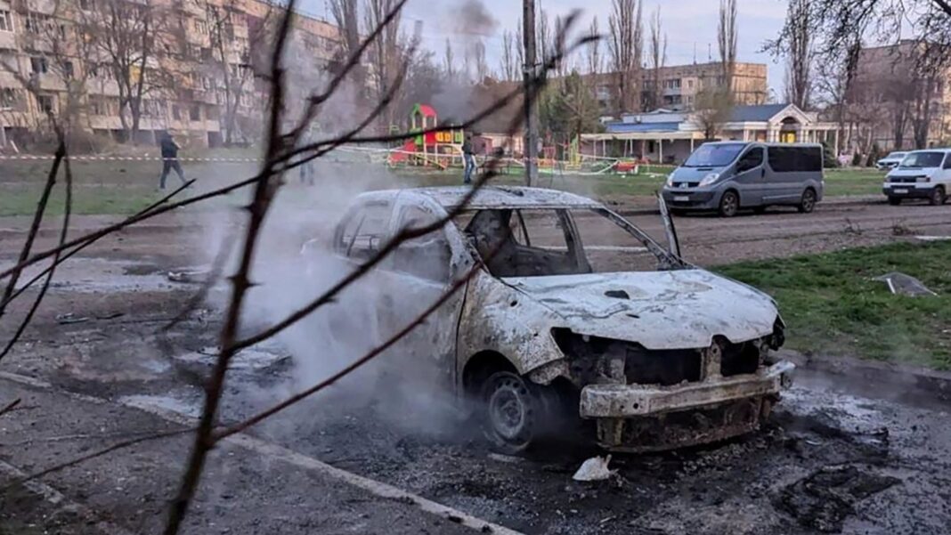 Carcasa unei mașini face parte din pagubele lăsate după un atac cu rachete rusești la Krivoi Rog, Ucraina, pe 4 aprilie