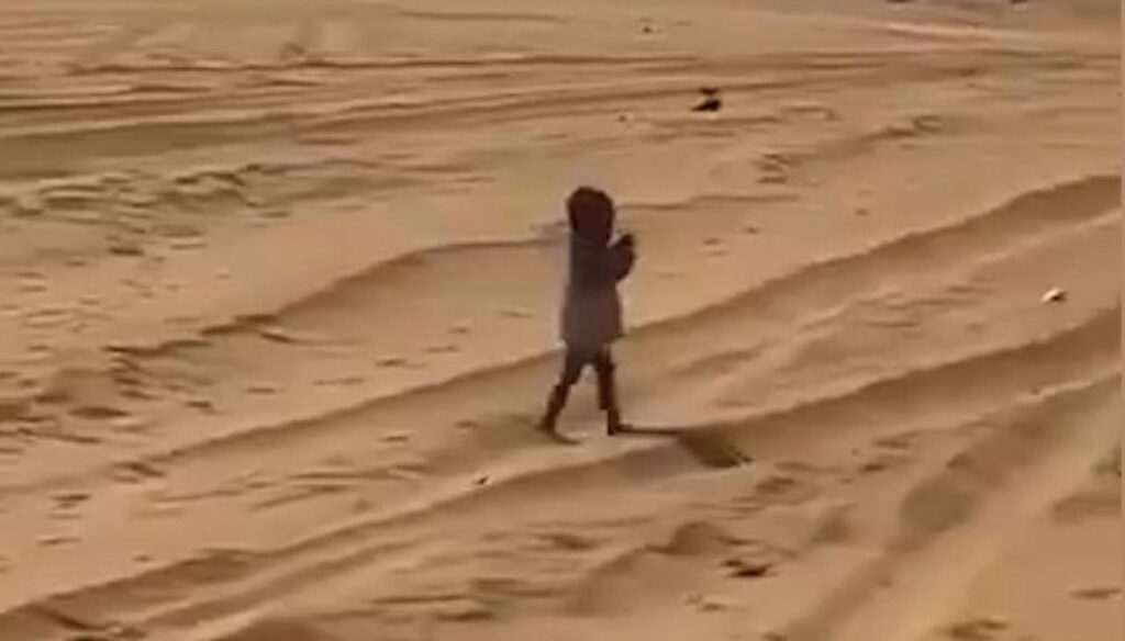 Un copil mic a fost găsit rătăcind în mijlocul deșertului Sahara