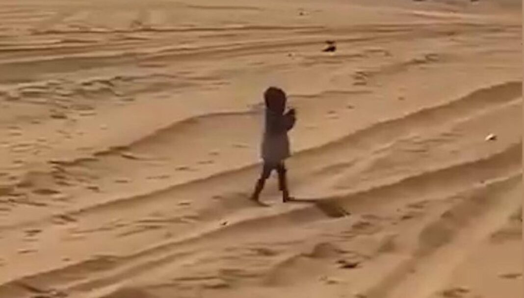 Un copil mic a fost găsit rătăcind în mijlocul deșertului Sahara