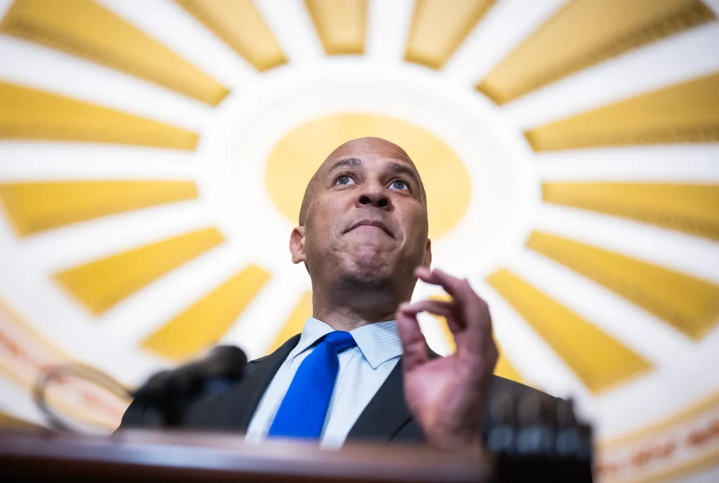 Un senator democrat a doborât recordul pentru cel mai lung discurs din Senatul SUA, vorbind 24 de ore împotriva politicilor lui Donald Trump