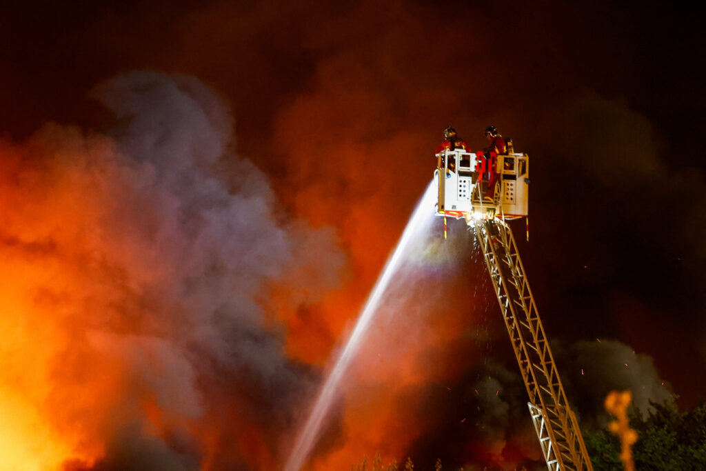 (VIDEO) Incendiu devastator la un depozit de reciclare din Paris