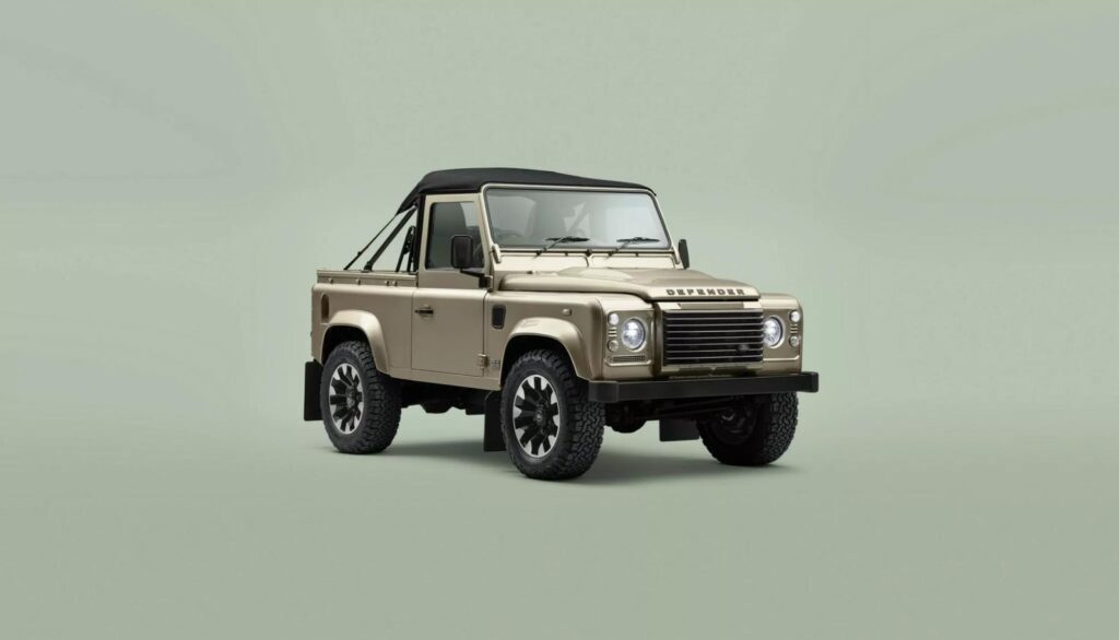 Land Rover reintroduce modelul Defender V8 Soft Top