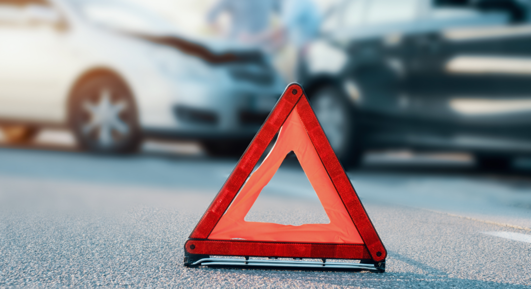 Un TIR a spulberat un stâlp de electricitate, o conductă de gaze și s-a oprit în curtea unei case