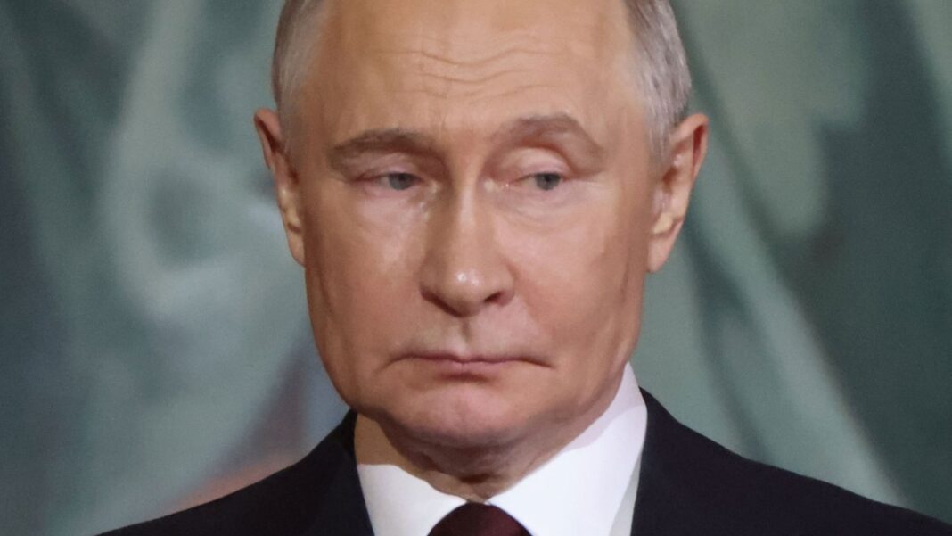 Președintele rus Vladimir Putin, fotografiat participând la o slujbă de Paște ortodox la Catedrala Hristos Mântuitorul din Moscova, a anunțat sâmbătă o scurtă încetare a focului de Paște