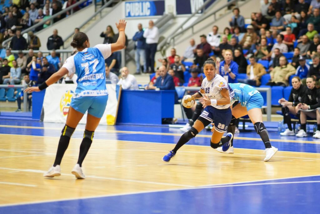 Handbal (f) / SCMU Craiova încearcă marea cu sarea pe terenul campioanei CSM Bucureşti