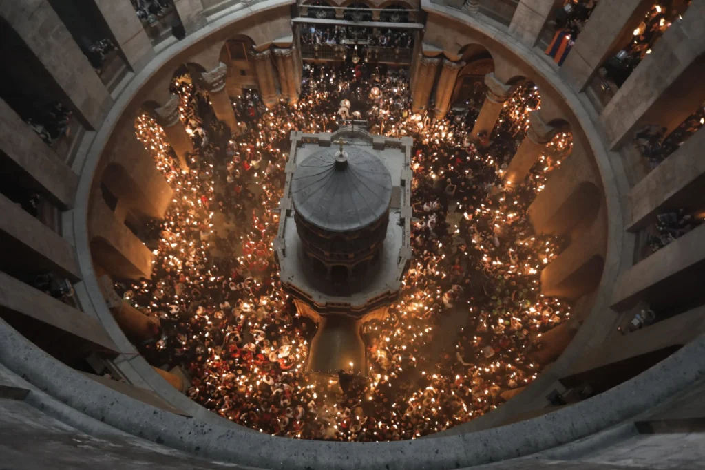 (LIVE VIDEO) Ceremonia de primire a Sfintei Lumini la Biserica Sfântului Mormânt din Ierusalim
