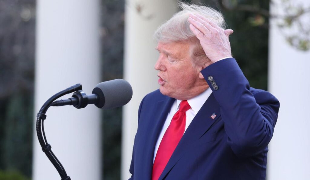 Ordin executiv pentru creșterea presiunii apei la duș, semnat de Donald Trump
