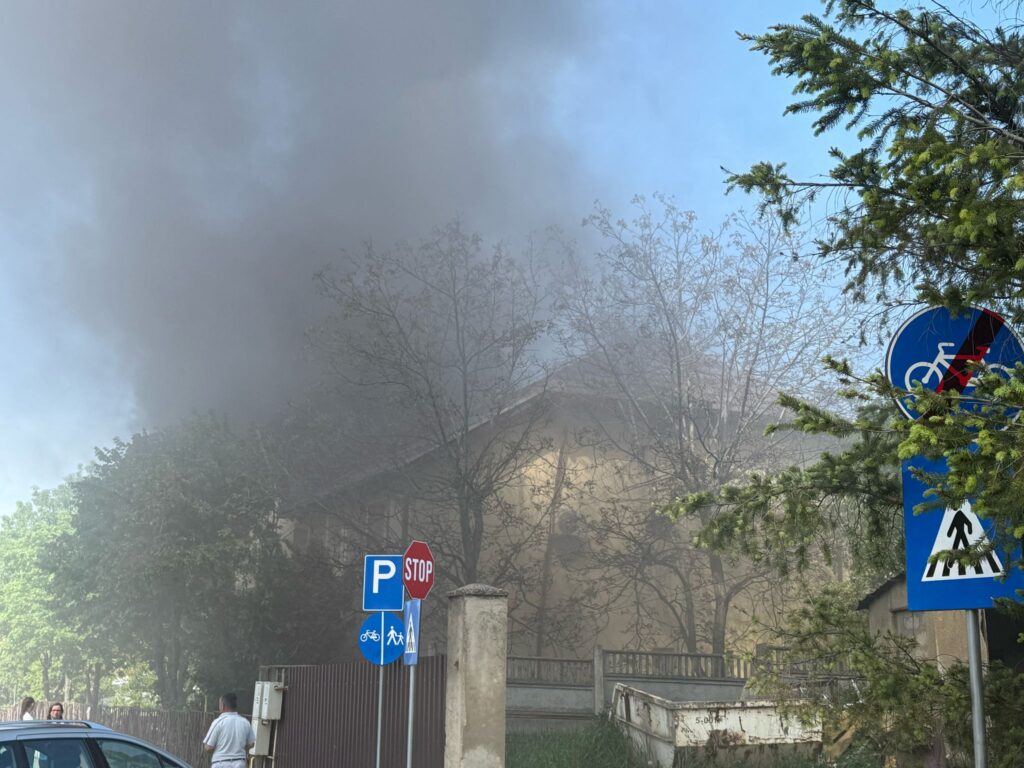 Incendiu la subsolul unei clădiri de birouri aparținând unui operator de gaze
