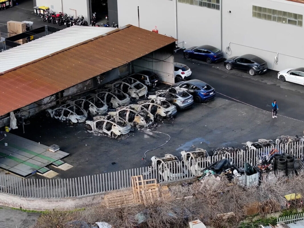 17 mașini, mistuite de flăcări la un showroom Tesla din Romei