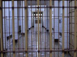 Închisoare pe viață pentru un bărbat care a ucis o adolescentă și pe mama ei, apoi le-a dat foc ca să acopere crima