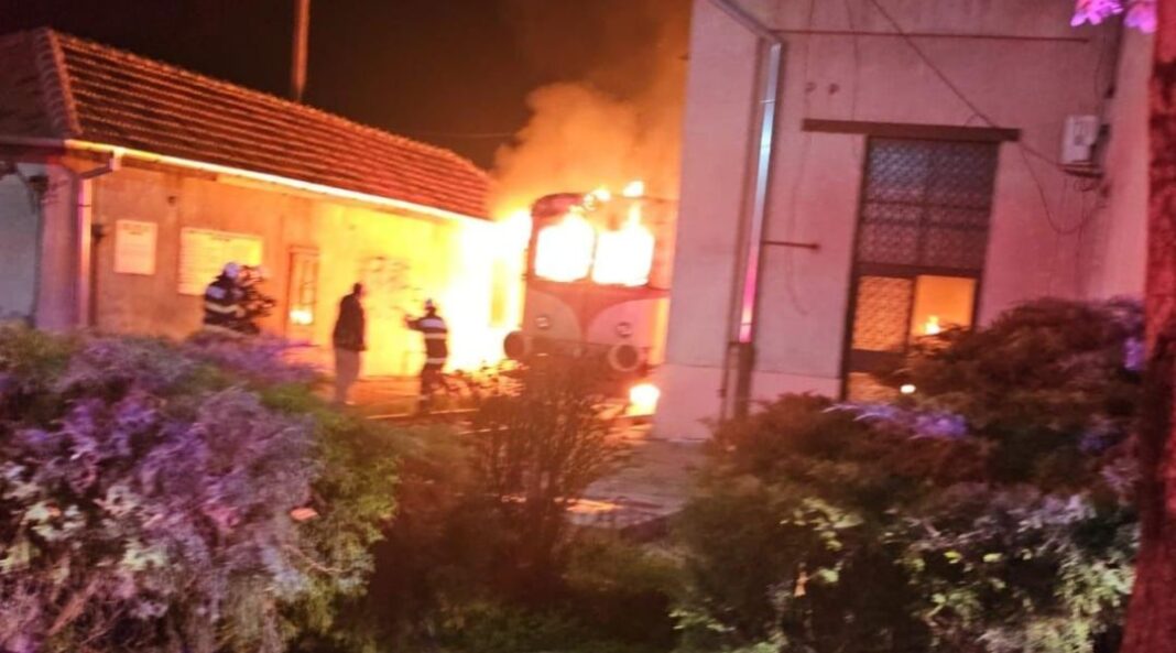 Mecanic de tren, reţinut după ce a incendiat o locomotivă în depoul Timişoara