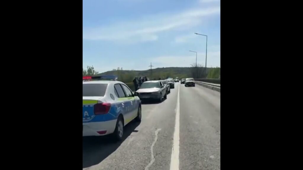 (Video) Femeie rănită după ce patru autoturisme s-au ciocnit din cauza unui șofer care n-a păstrat distanța regulamentară