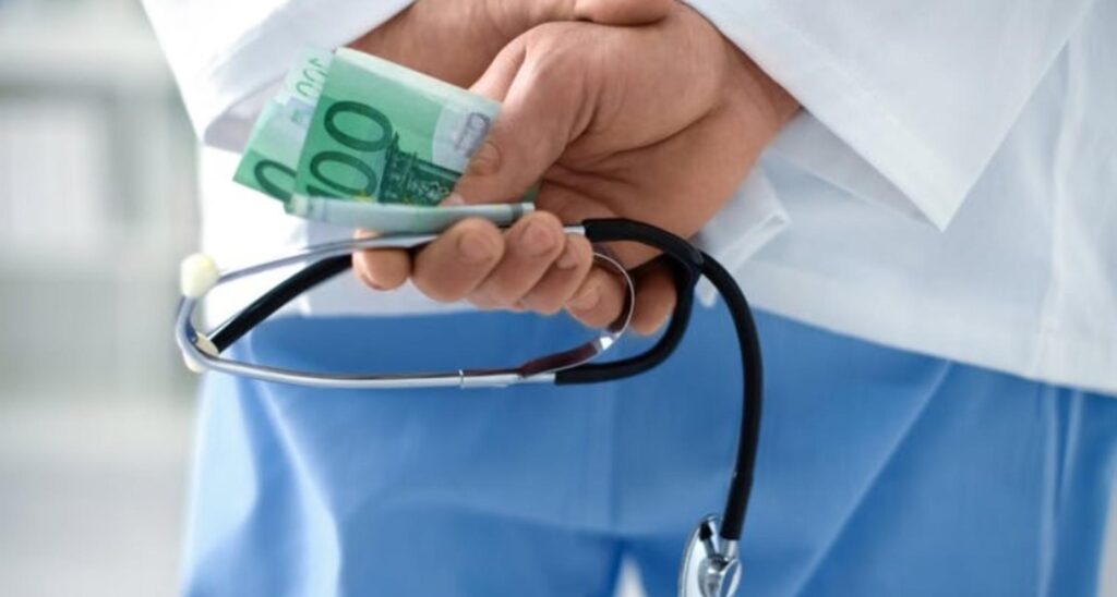 Medic din Craiova, judecat pentru o mită de 1.000 de euro