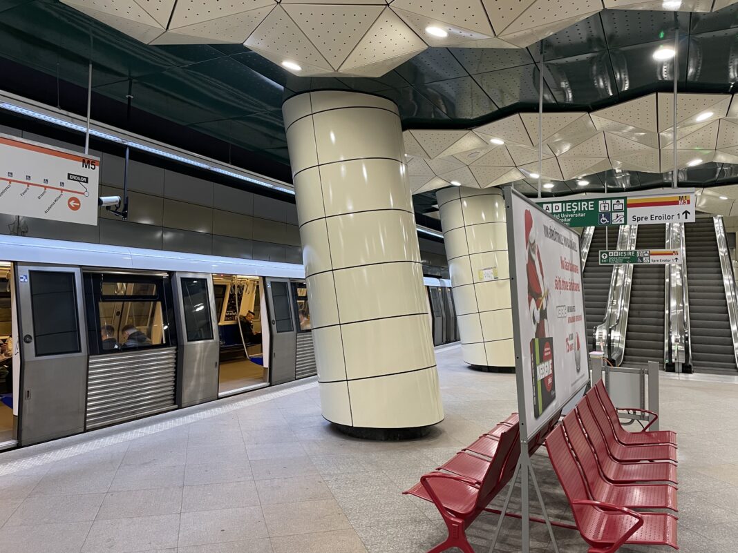 O adolescentă a scăpat cu viaţă după ce s-a aruncat în faţa metroului