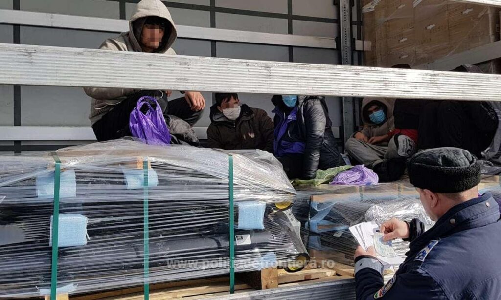 Pedepse cu executare pentru șase traficanţi de migranţi