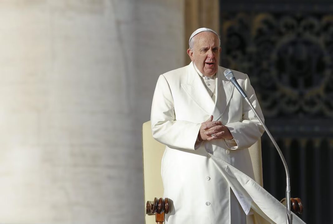 Dalai Lama: „Papa Francisc se devota serviciului celorlalţi, dând cu regularitate exemplu despre felul în care să ai o viaţă simplă şi plină de sens”