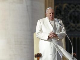Dalai Lama: „Papa Francisc se devota serviciului celorlalţi, dând cu regularitate exemplu despre felul în care să ai o viaţă simplă şi plină de sens”