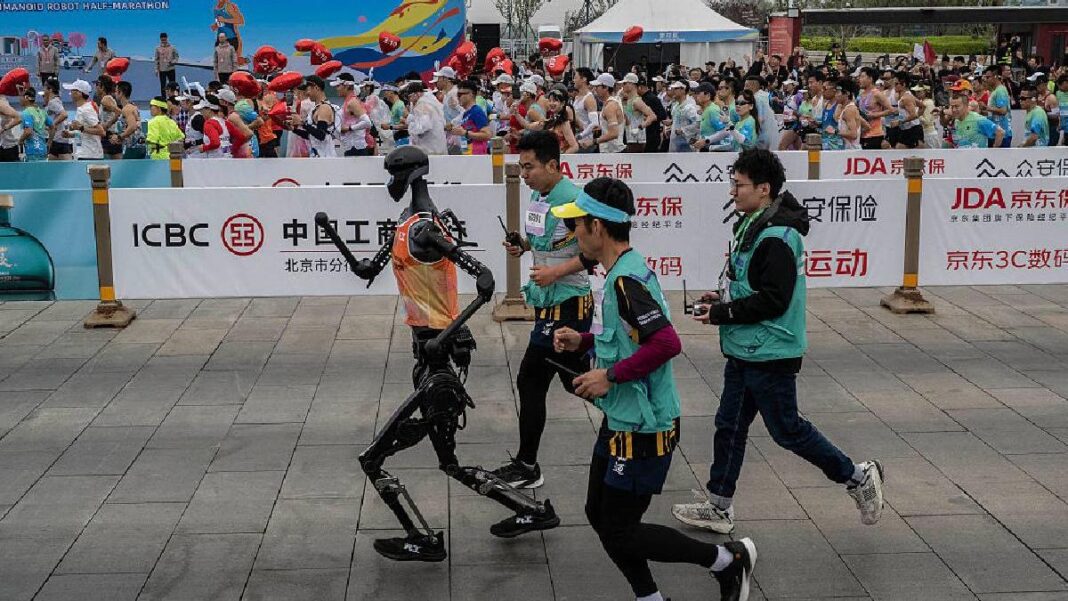 Roboții au alergat alături de oameni la maratonul din Beijing