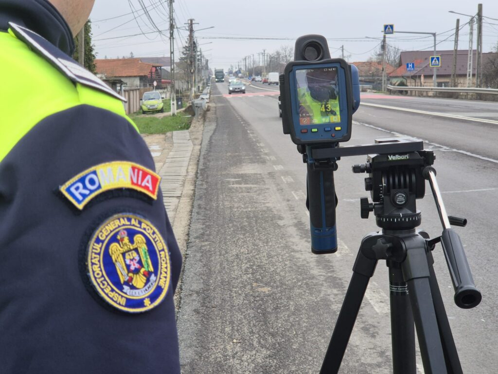 Poliţist rutier, lăsat fără permis după ce a fost prins cu 121 km/h în localitate