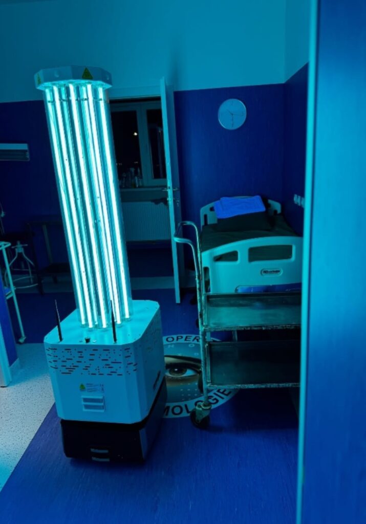 Doi roboți pentru dezinfecție au intrat în dotarea Spitalului Județean de Urgență Târgu Jiu