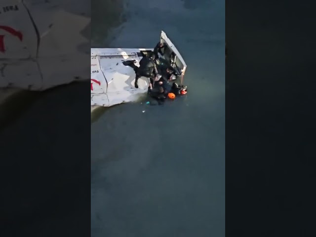 (Video) Mehedinți: Scafandrii au adus la mal dubița căzută în Dunăre. Șoferul mort este cetățean bulgar