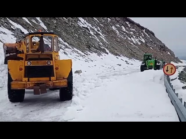 (VIDEO) A început deszăpezirea pe Transalpina. Zăpada trece de 2 metri pe anumite tronsoane