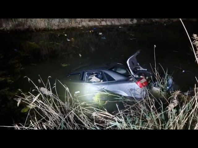 (Video) Olt: Două tinere au căzut cu mașina într-un canal de irigaţii