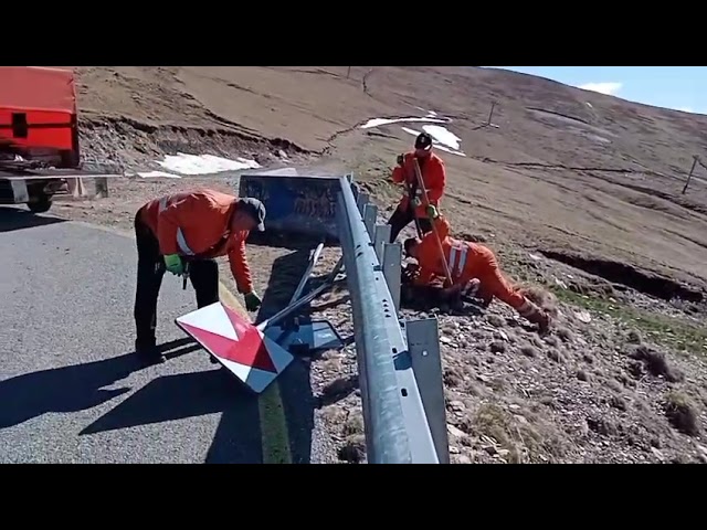 (VIDEO) Se montează indicatoarele rutiere pe Transalpina