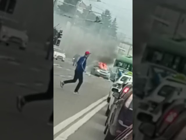 Autoturism în flăcări în centrul orașului Târgu Jiu