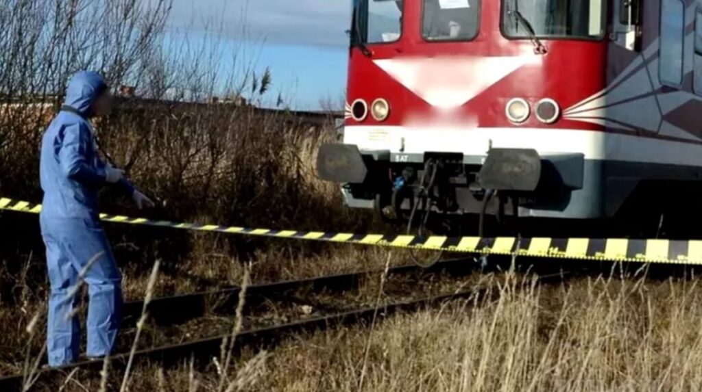 O femeie, forțată să stea pe șine, a fost lovită mortal de tren. Cumnatul ei, arestat