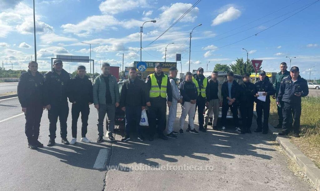 (VIDEO) Doi români arestați pentru trafic de migranţi