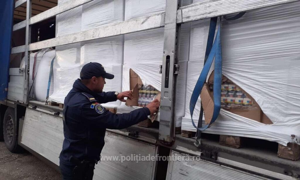 (VIDEO) Dolj: Român, arestat după ce în camionul său au fost găsite 4 milioane de țigări de contrabandă