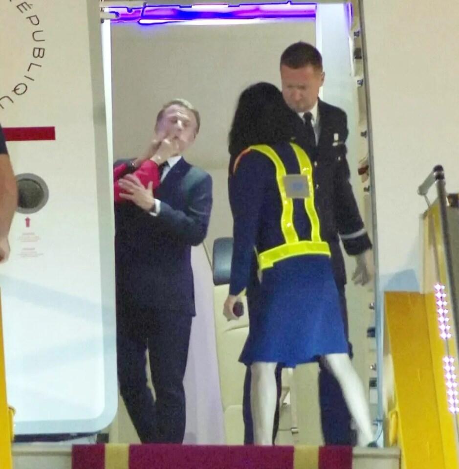 (VIDEO) Incidentul „Brigitte îl împinge pe Macron” la sosirea în Vietnam și contextul vizitei oficiale