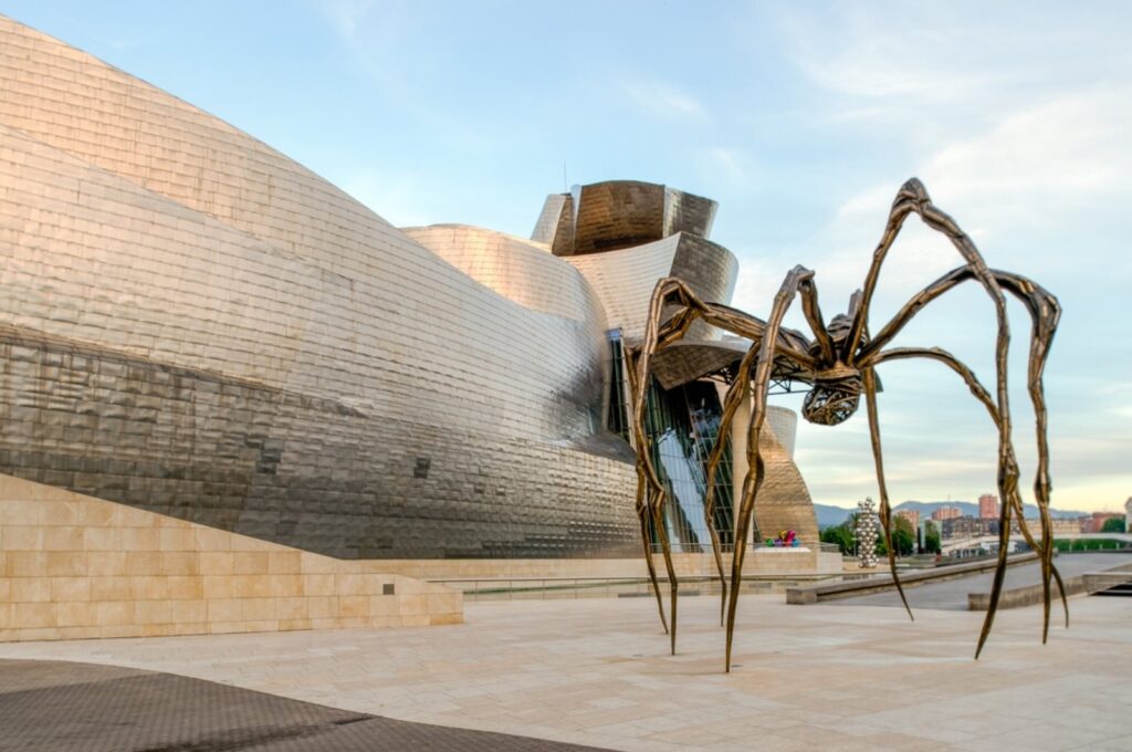 Muzeul Guggenheim de arhitectul Frank Gehry și Sculptura Maman de Louise Bourgeois. Bilbao, Spania