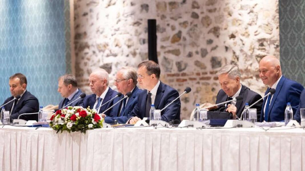 Delegația rusă, condusă de consilierul prezidențial Vladimir Medinsky, a participat vineri la o întâlnire cu delegația ucraineană (nu este ilustrată) la Istanbul, Turcia. Rusia se declară mulțumită de întâlnire și va continua conversația cu Ucraina
