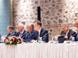 Delegația rusă, condusă de consilierul prezidențial Vladimir Medinsky, a participat vineri la o întâlnire cu delegația ucraineană (nu este ilustrată) la Istanbul, Turcia. Rusia se declară mulțumită de întâlnire și va continua conversația cu Ucraina